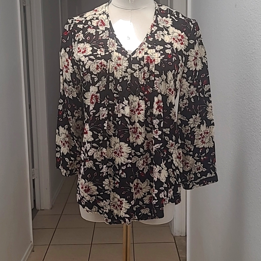 Cute women's casual blouse, 3/4 in sleeves, very soft and comfy